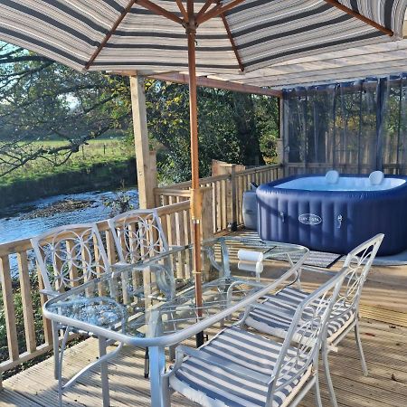 Riverside Cabin At Pen-Y-Bont Mill Hotel ออสเวสตรี ภายนอก รูปภาพ