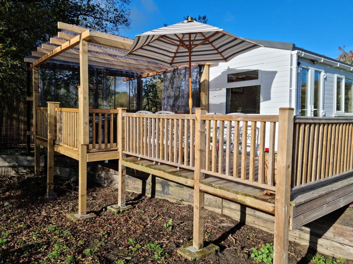 Riverside Cabin At Pen-Y-Bont Mill Hotel ออสเวสตรี ภายนอก รูปภาพ