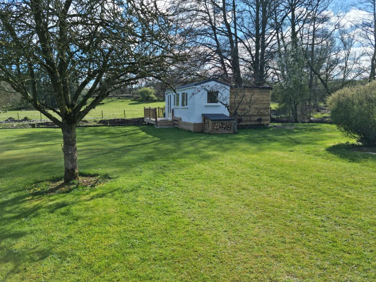Riverside Cabin At Pen-Y-Bont Mill Hotel ออสเวสตรี ภายนอก รูปภาพ