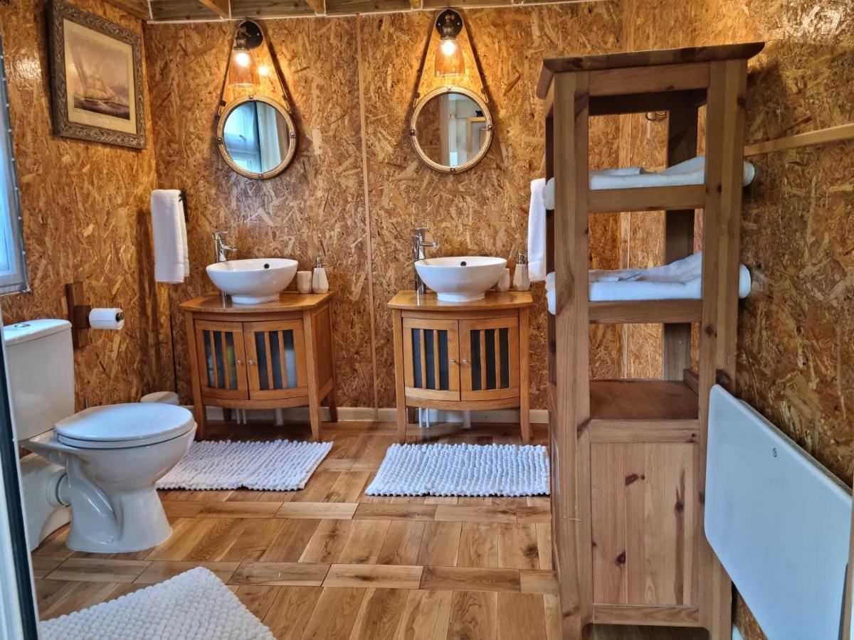 Riverside Cabin At Pen-Y-Bont Mill Hotel ออสเวสตรี ภายนอก รูปภาพ