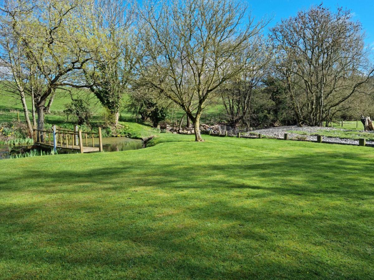 Riverside Cabin At Pen-Y-Bont Mill Hotel ออสเวสตรี ภายนอก รูปภาพ