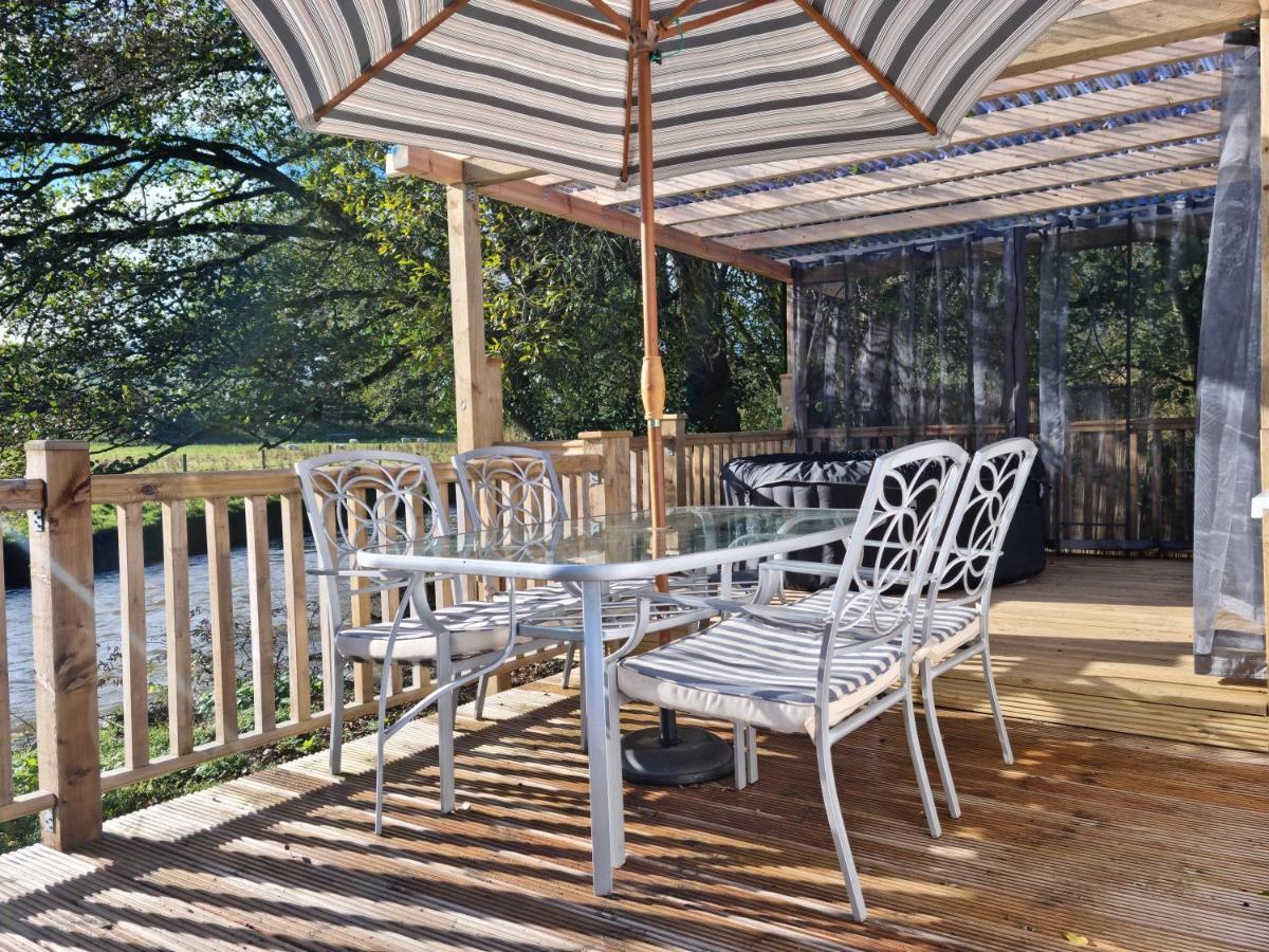 Riverside Cabin At Pen-Y-Bont Mill Hotel ออสเวสตรี ภายนอก รูปภาพ
