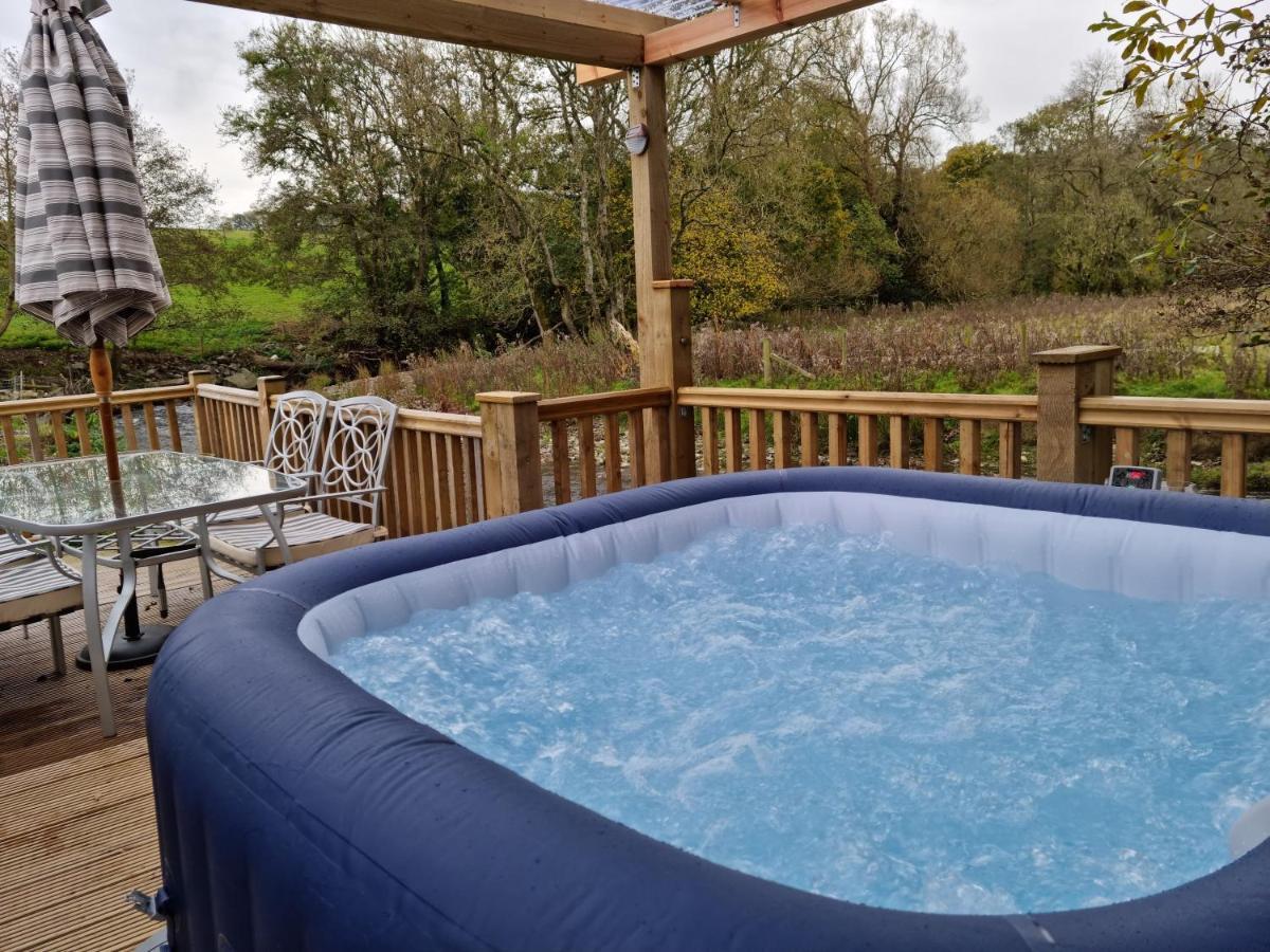 Riverside Cabin At Pen-Y-Bont Mill Hotel ออสเวสตรี ภายนอก รูปภาพ